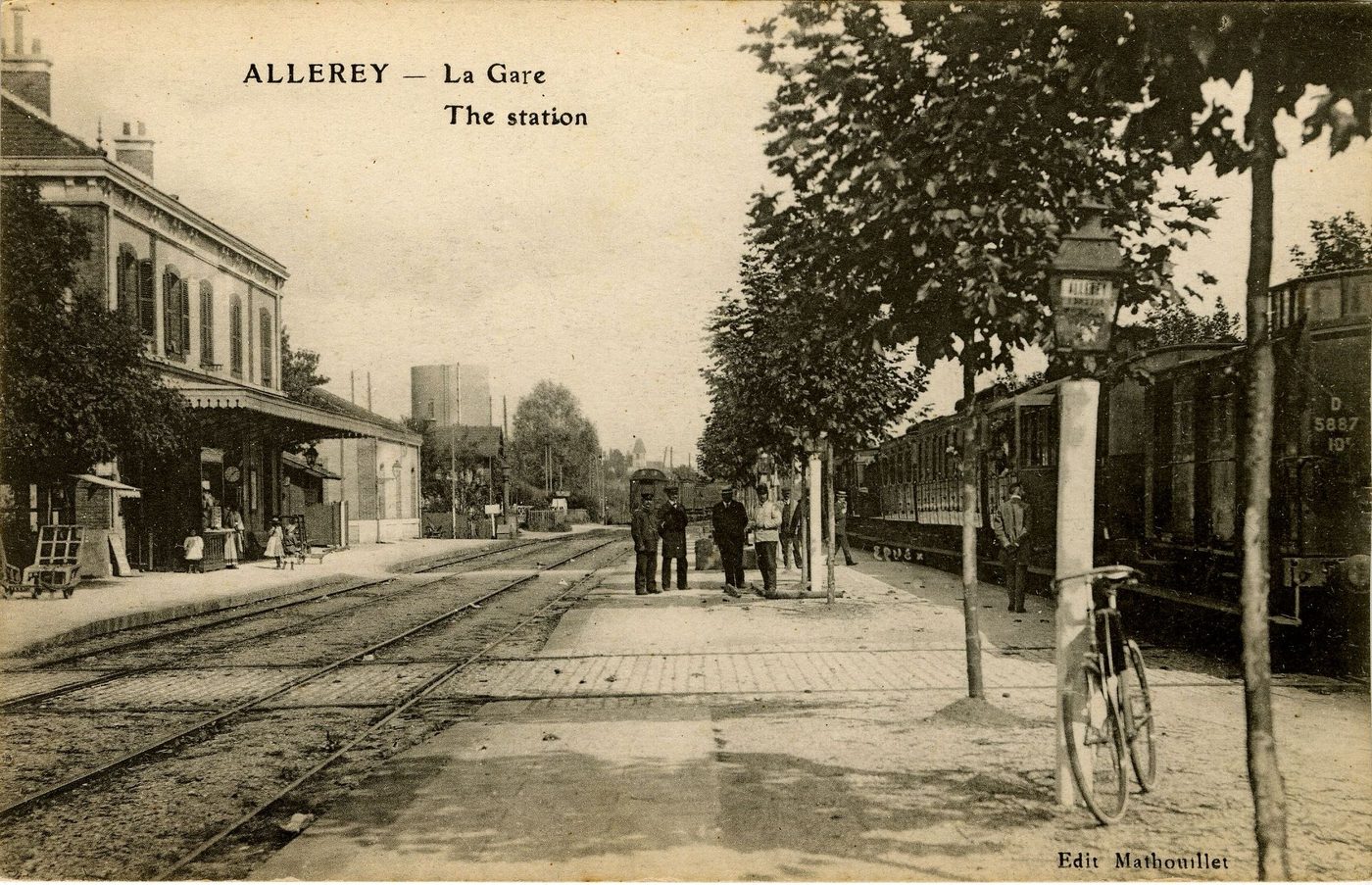 Allerey. La gare. The station.