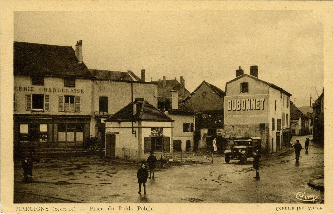 Marcigny. Place du poids public.