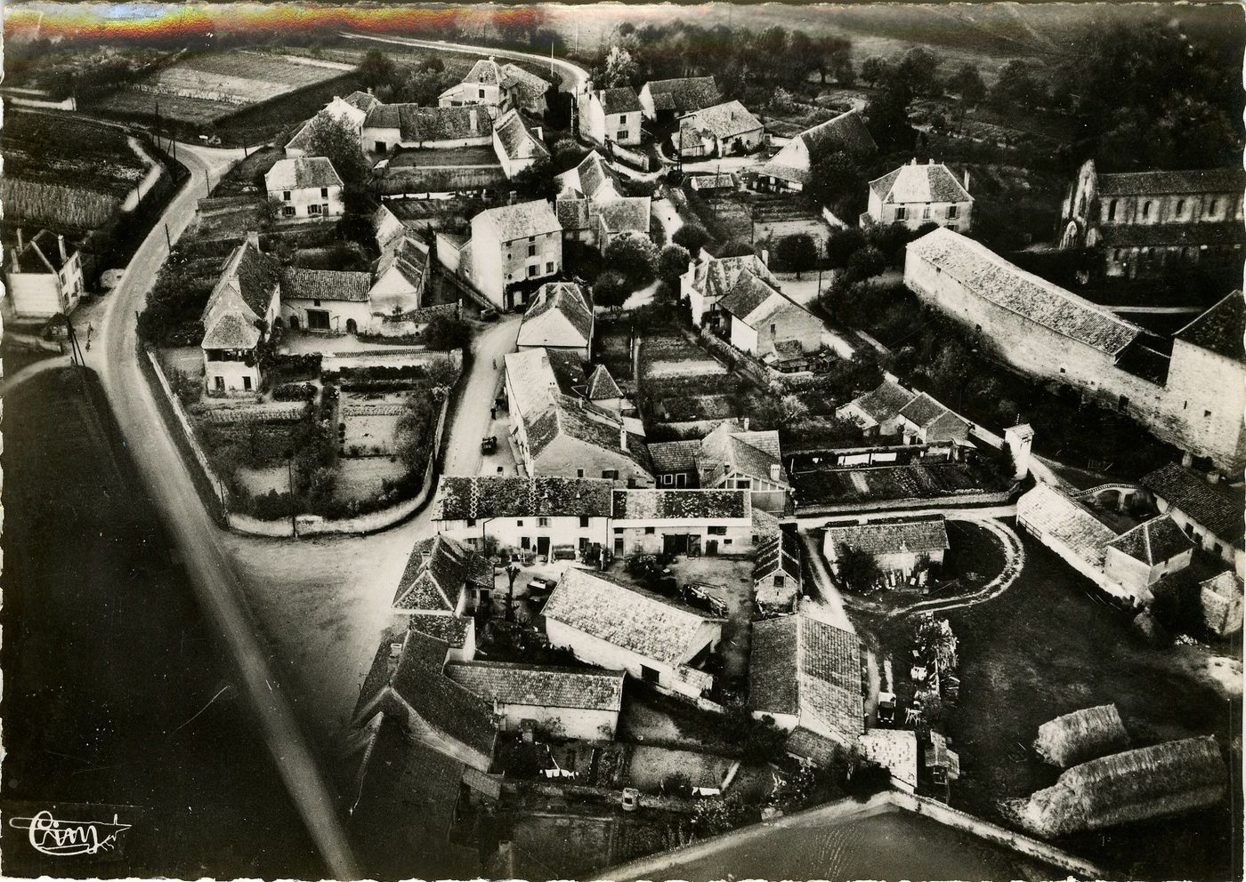 Anzy-le-Duc. Vue aérienne. Le bourg.