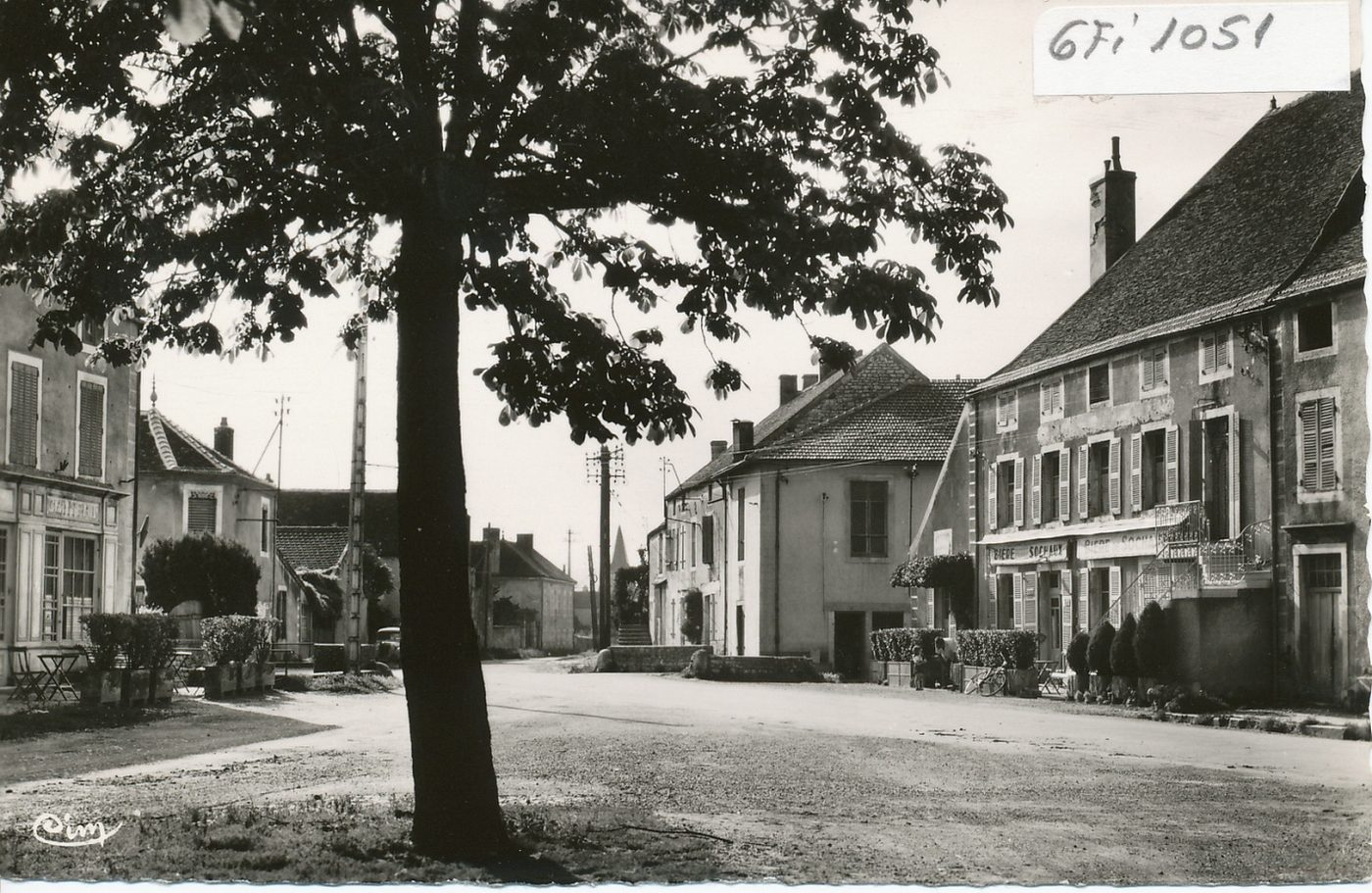 Chaudenay. La place.