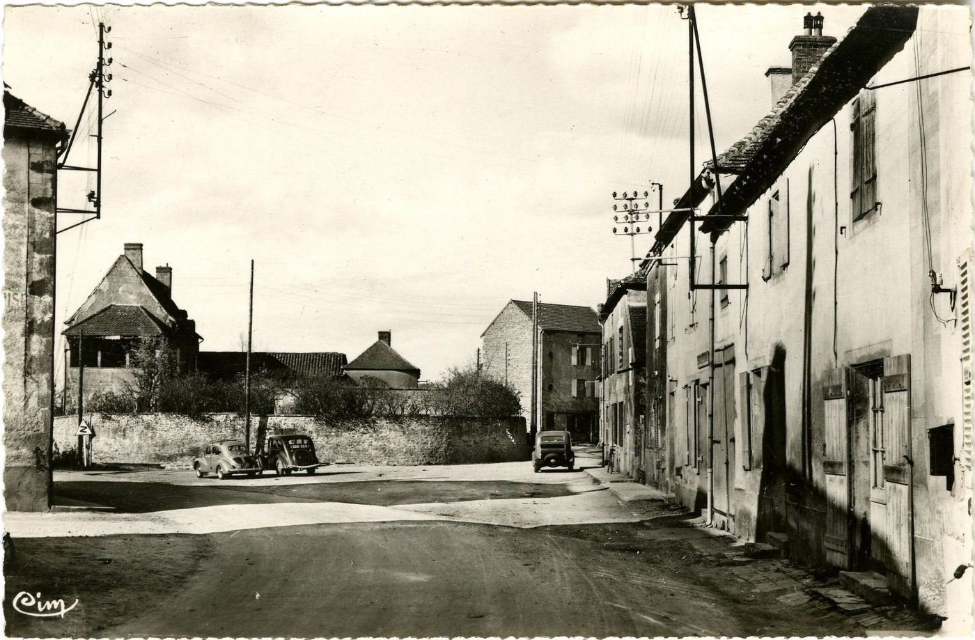 Anzy-le-Duc. La place du bourg.