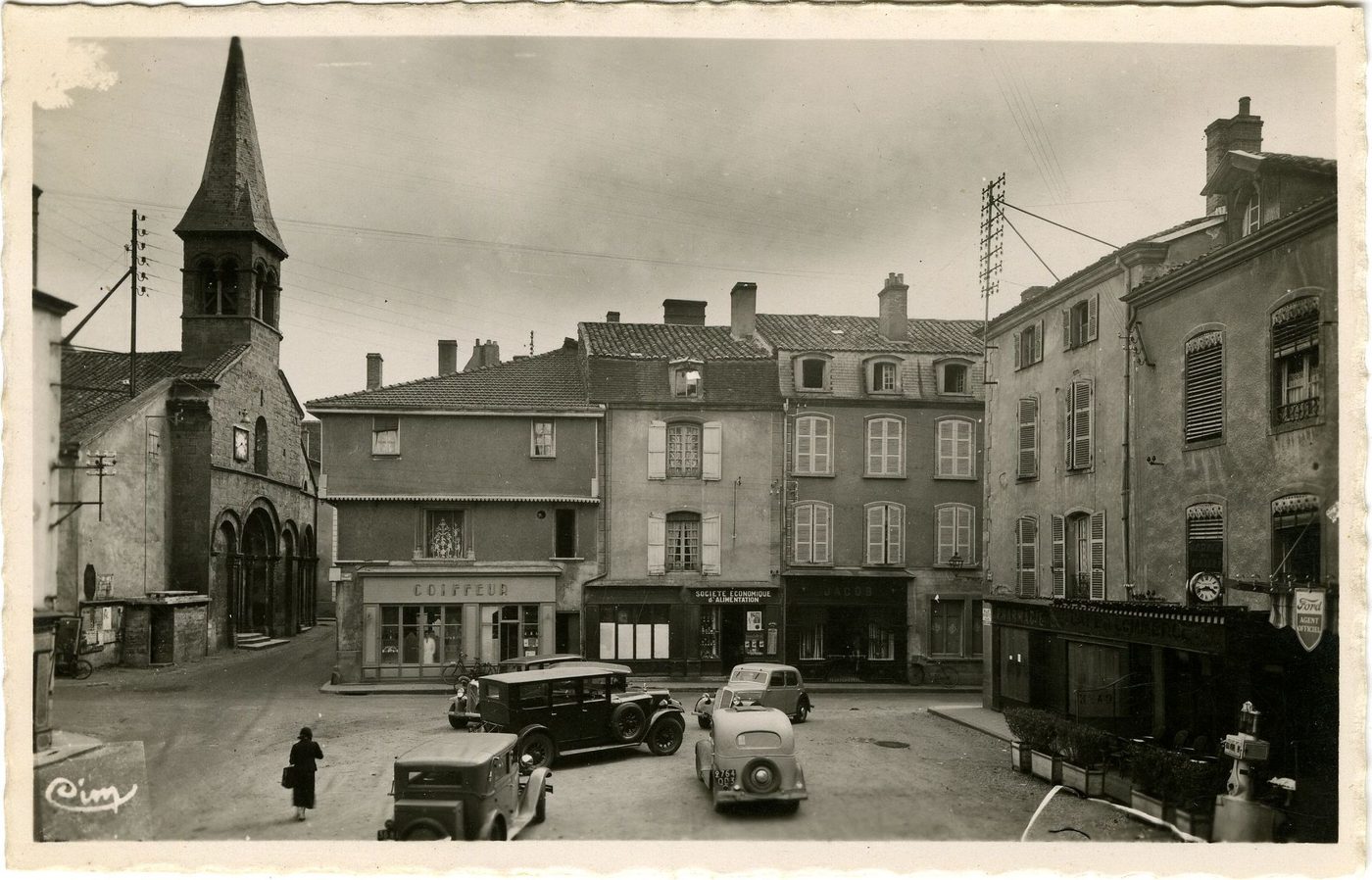 Marcigny. Place des halles et l'église.