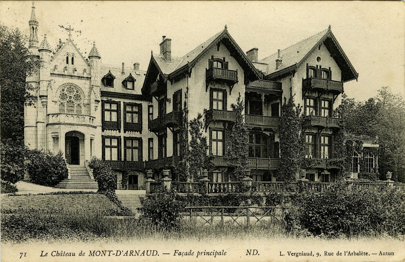 Le château de Mont d'Arnaud. Façade principale.