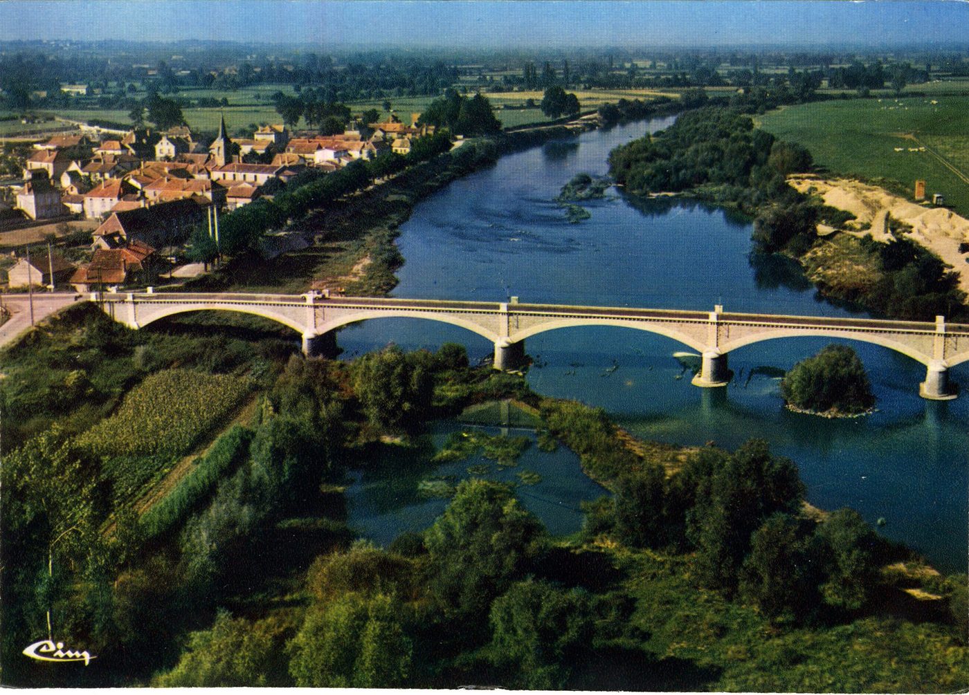 Chambilly. Vue générale aérienne. Les bords de la Loire.
