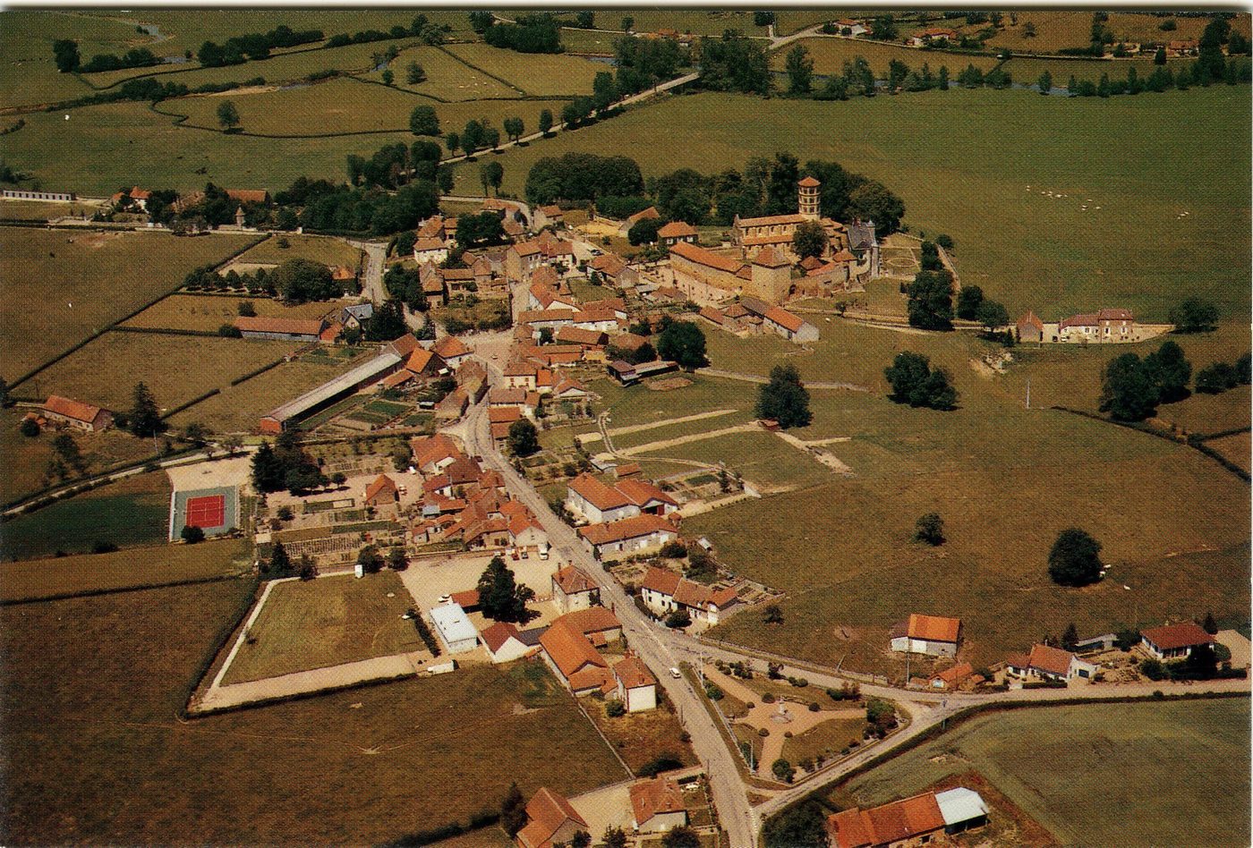 Anzy-le-Duc. Vue générale aérienne.