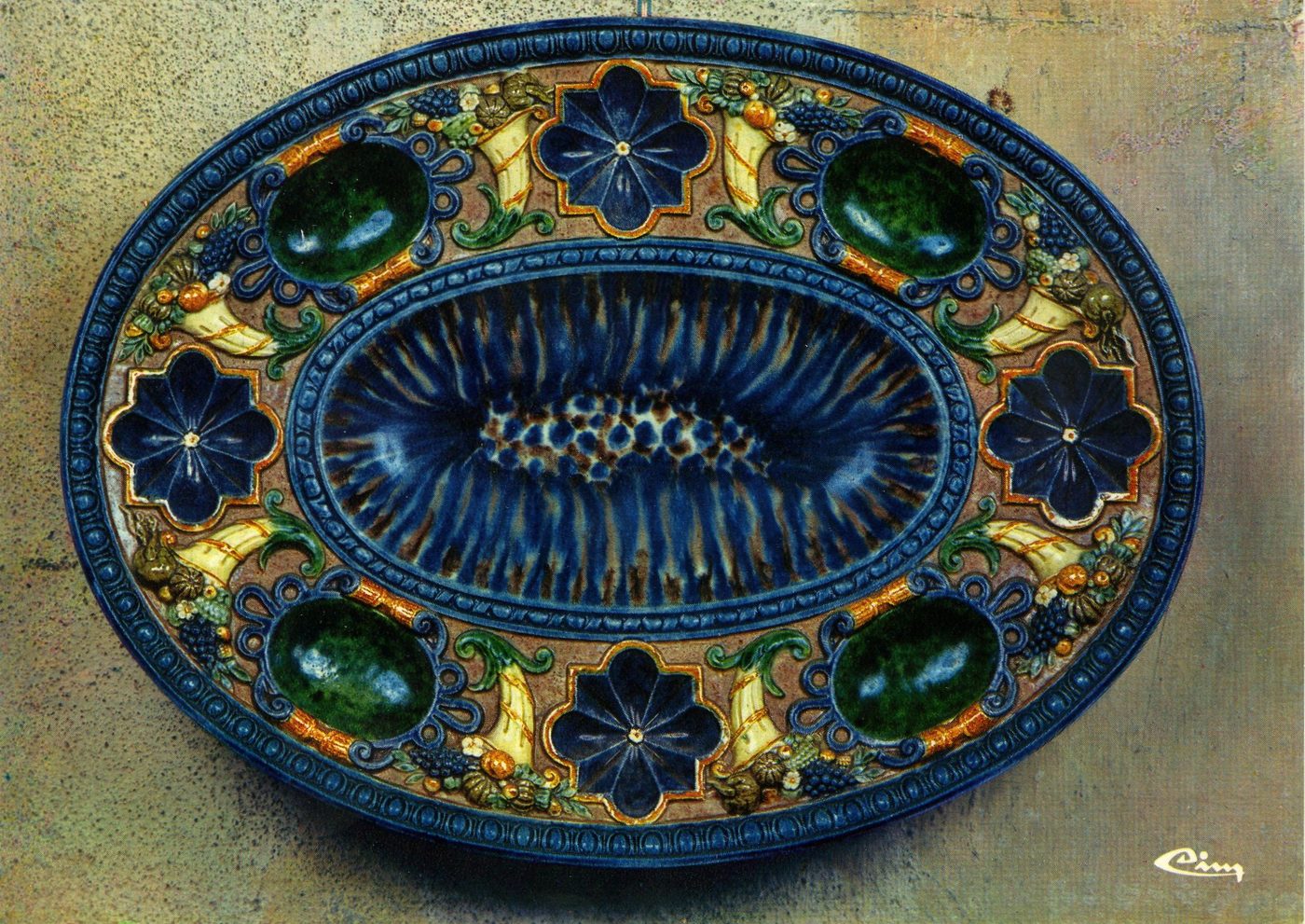 Marcigny. Musée de la Tour. Plat-drageoir de Bernard Palissy (XVIe s). Don Ch. Damiron.