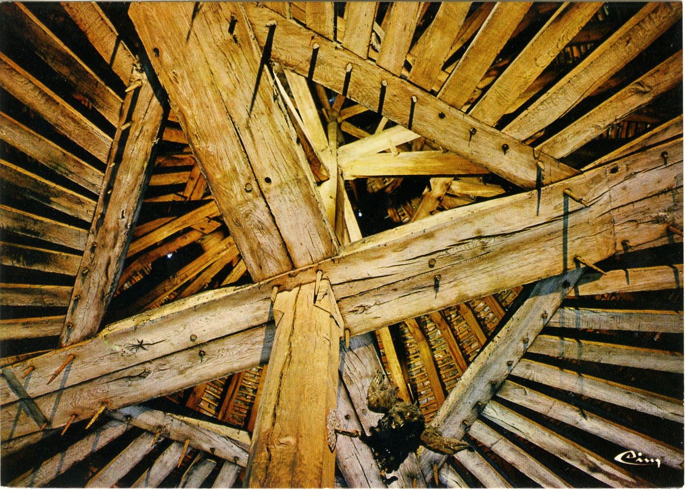 Marcigny. Musée de la Tour du Moulin. La charpente (en châtaignier) datant du XVe s.