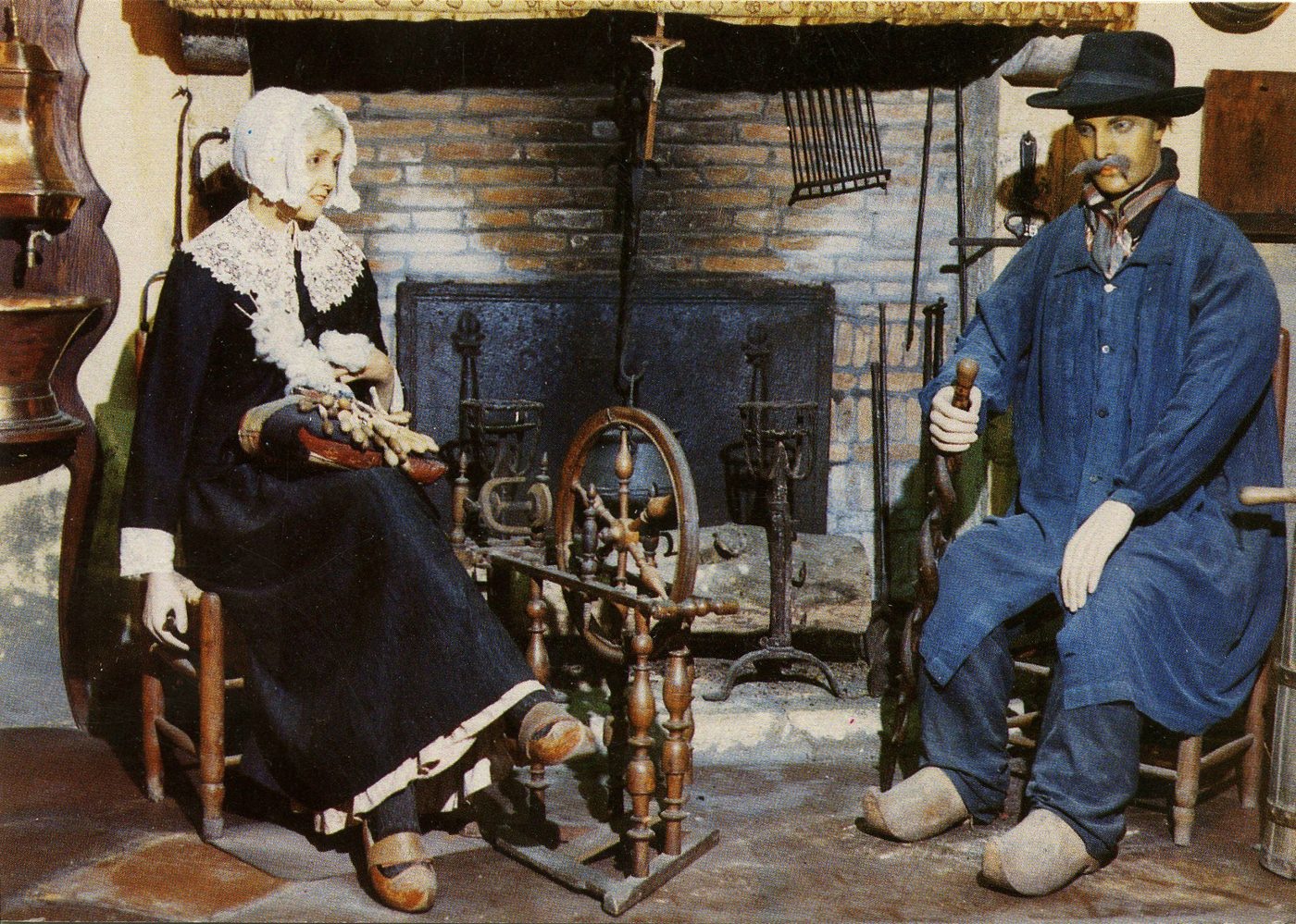 Marcigny. Au musée de la tour du Moulin. Grand'mère et grand'père brionnais au XIXe s.