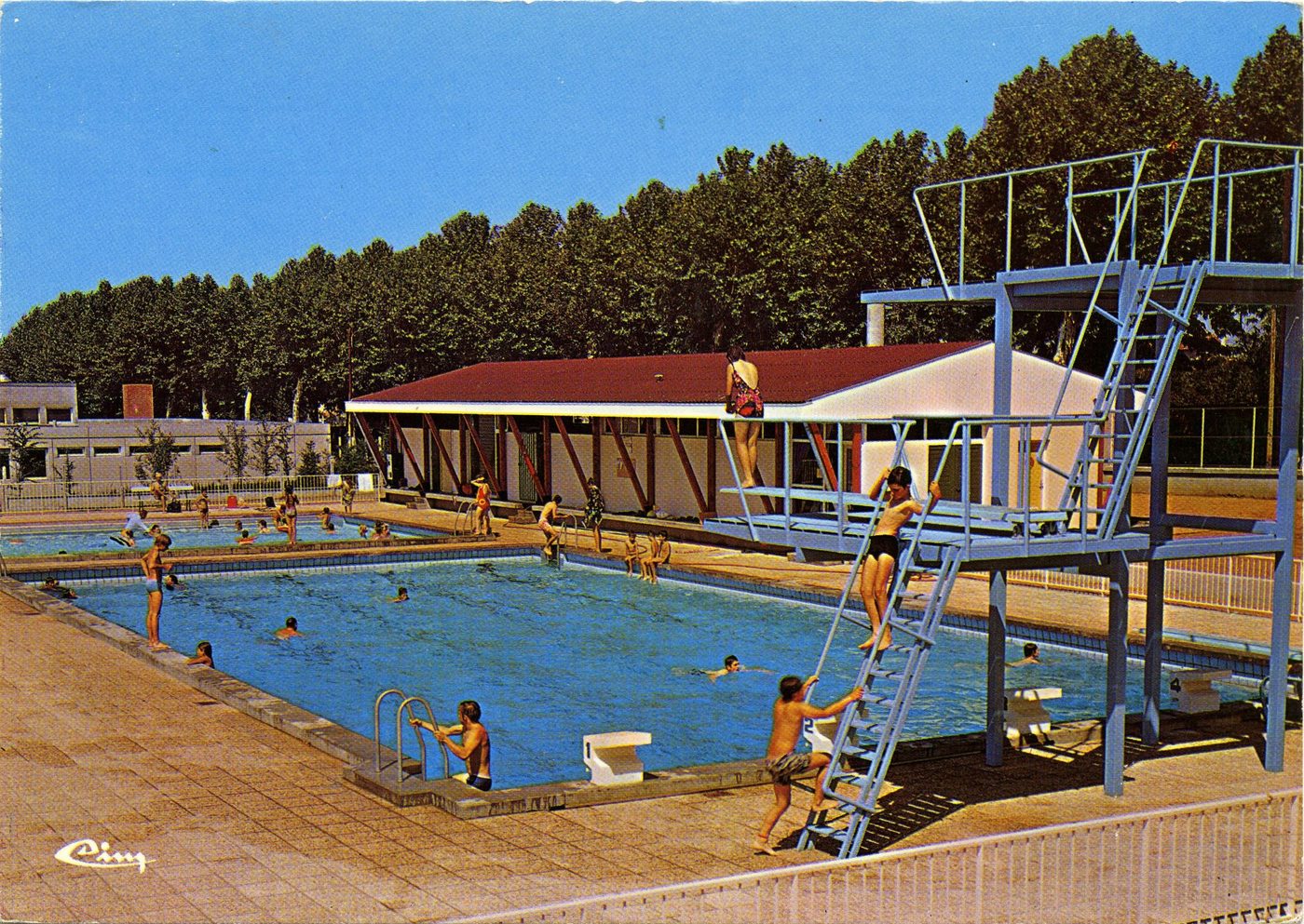Marcigny. La piscine.