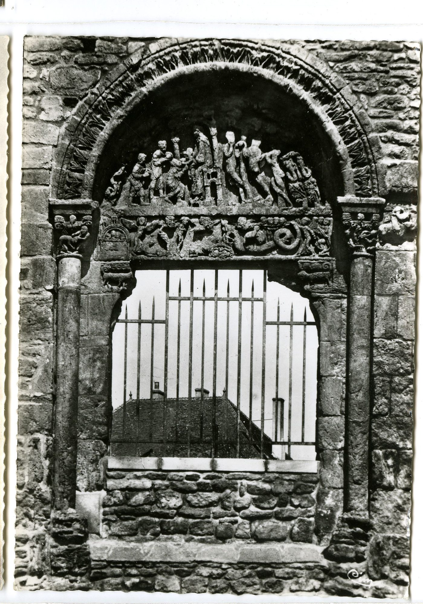 Anzy-le-Duc. La porte du Prieuré. Le tympan représente l'abrégé de tout le symbole chrétien : la chute originelle, la rédemption et le jugement.