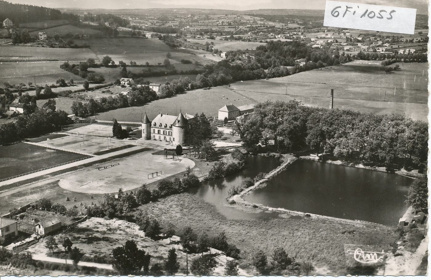 Chauffailles. Vue aérienne. Le château, le stade et l'étang.