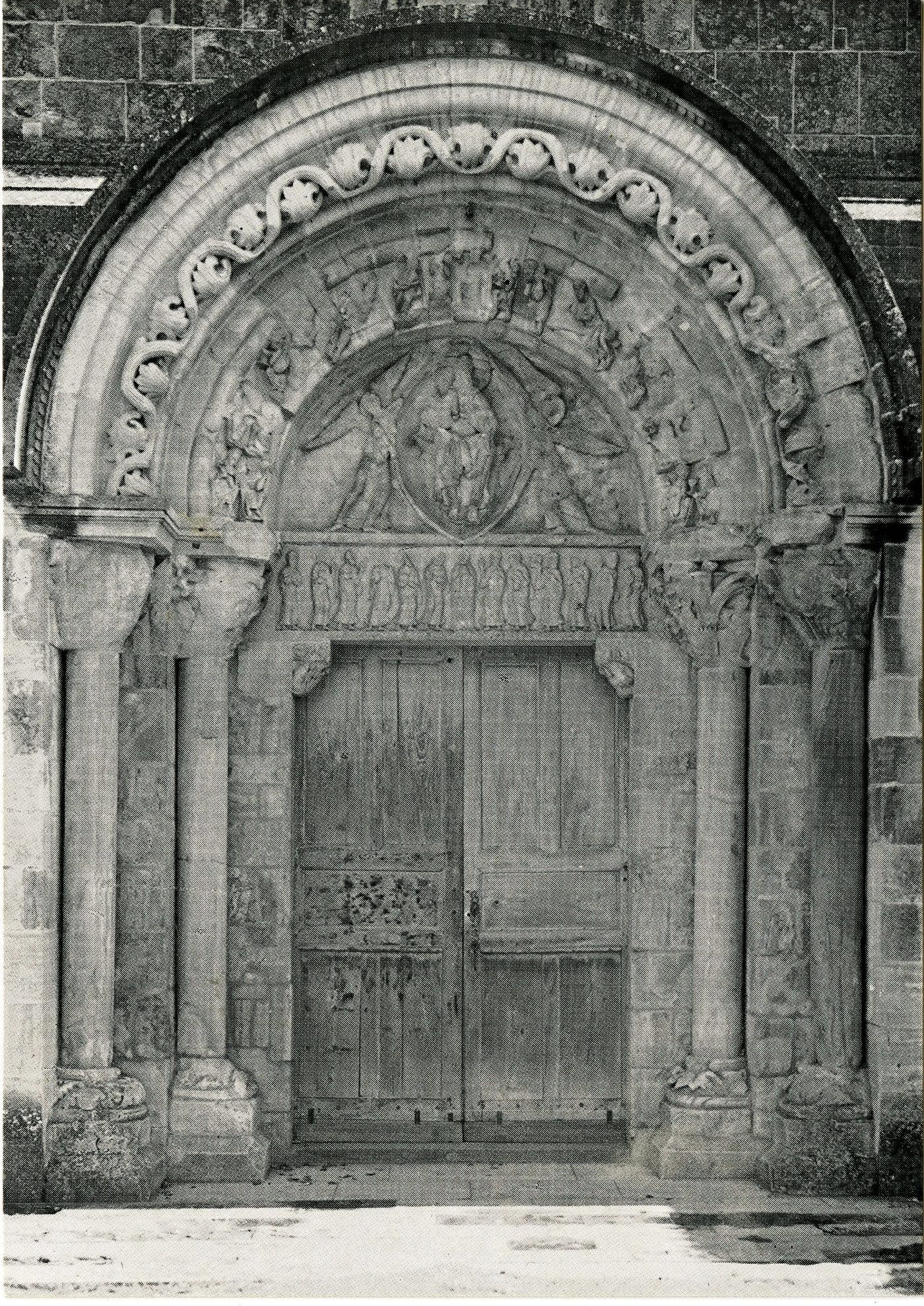 Anzy-le-Duc. Eglise romane (XIe s., XIIe s.). Le portail.