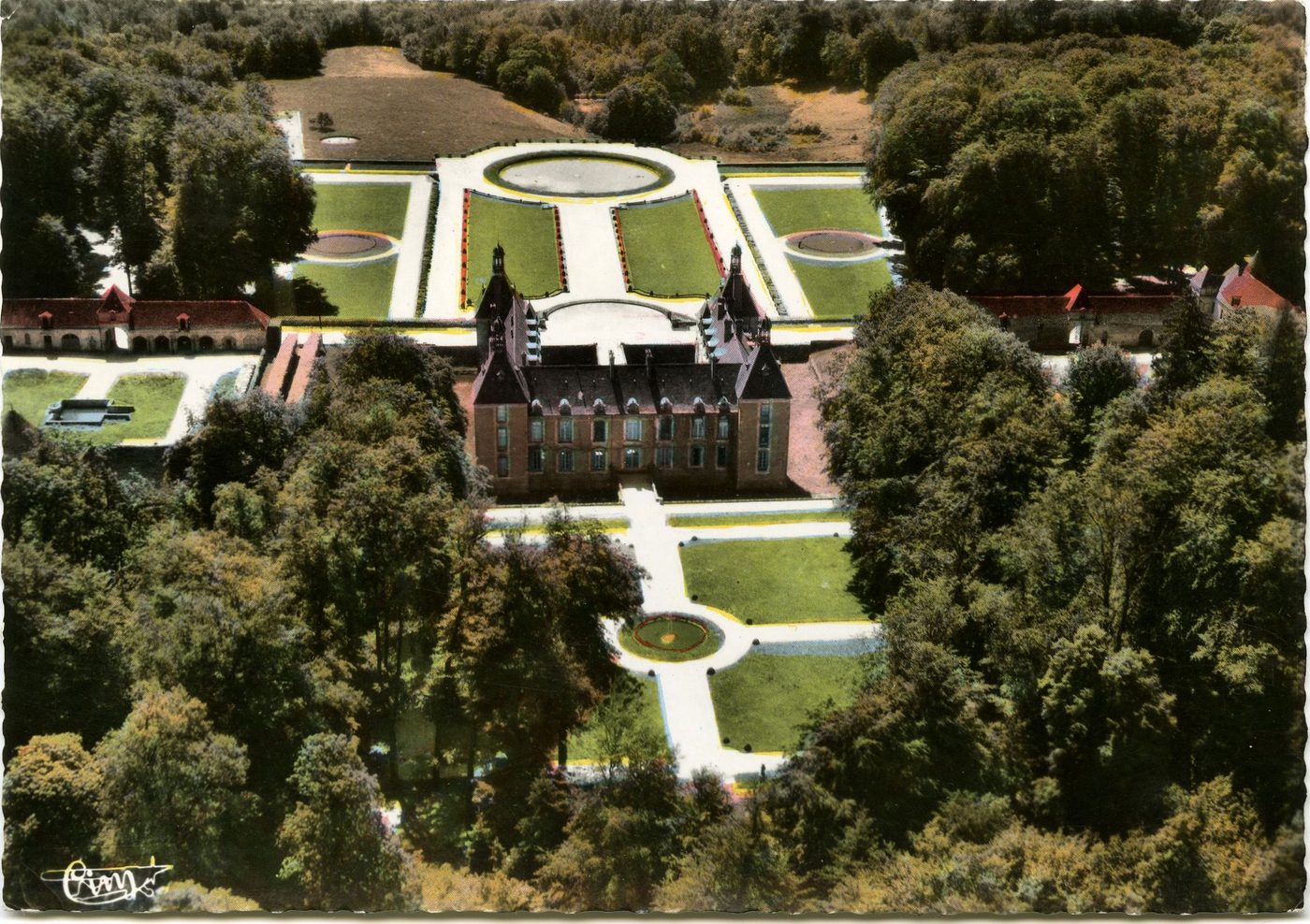 Montjeu. Le château et les jardins. Vue aérienne.