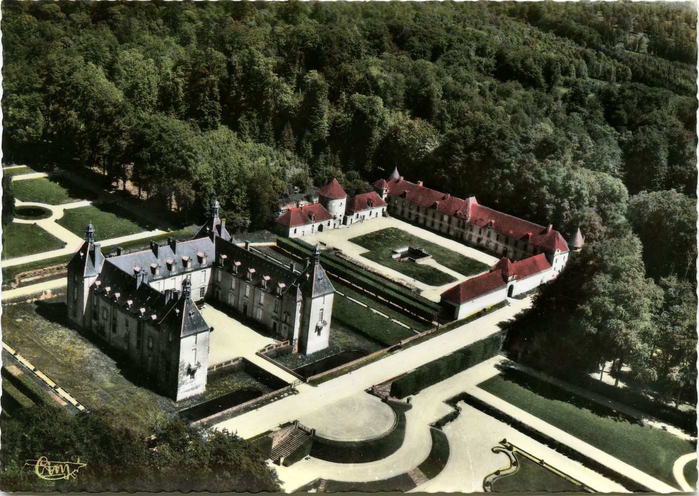 Autun. Montjeu. Vue générale aérienne. Le château et les communs.