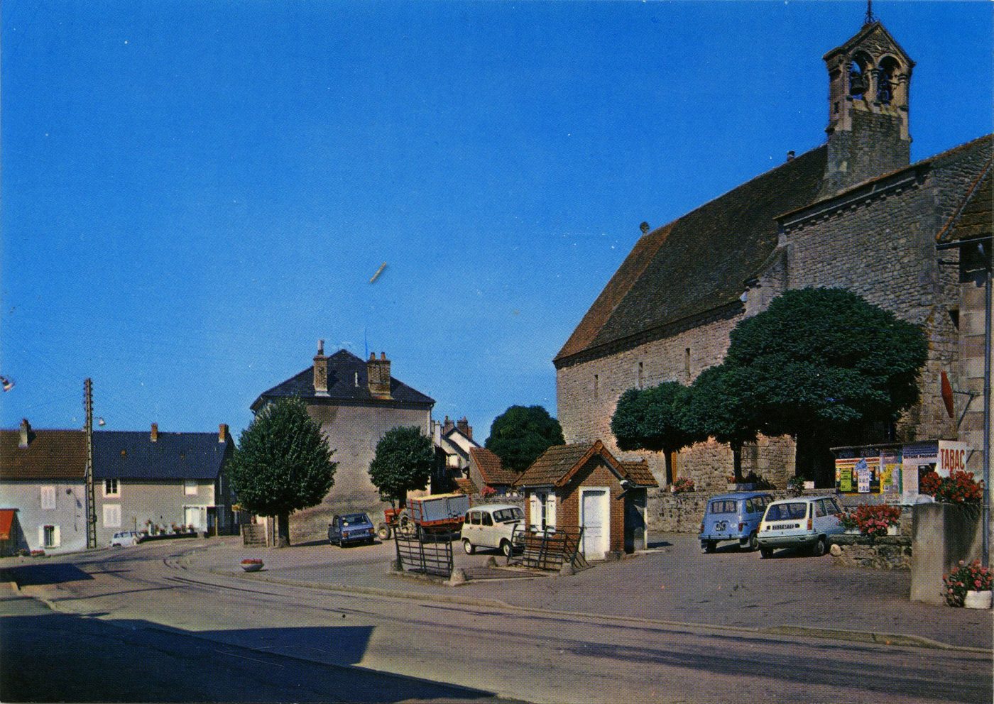 Mesvres. Place de l'église.
