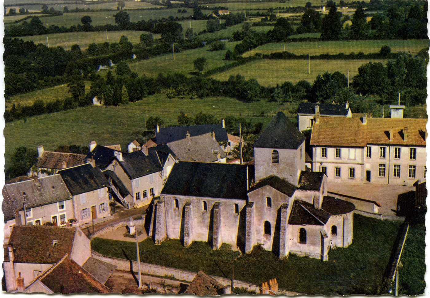 Laizy. Vue aérienne. L'église.