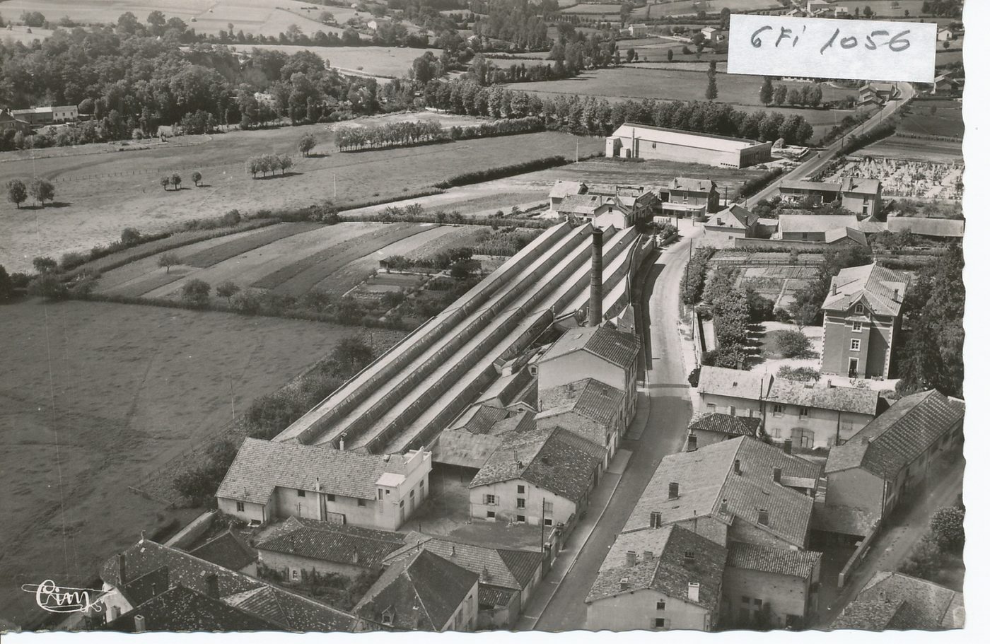 Chauffailles. Vue aérienne. Usine de tissage et croisement de Vitron.