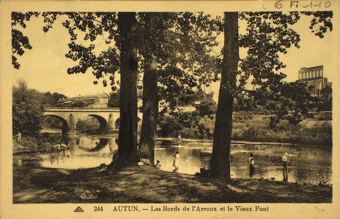 Autun. Les bords de l'Arroux et le vieux pont.