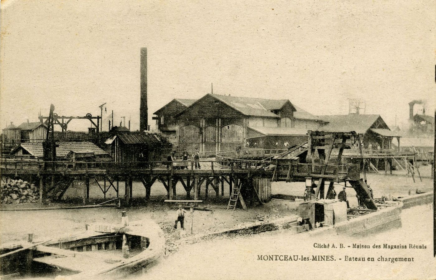 Montceau-les-Mines. Bateau en chargement.