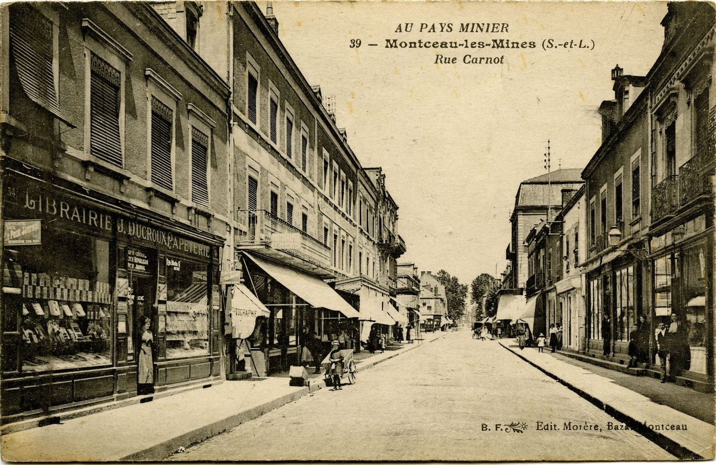 Au pays minier. Montceau-les-Mines. Rue Carnot.