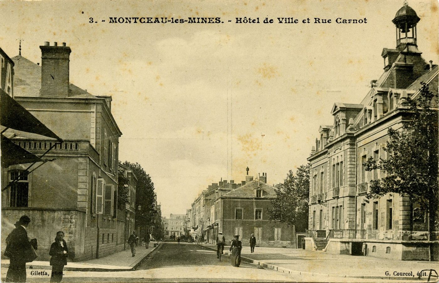 Montceau-les-Mines. Hôtel de ville et rue Carnot.