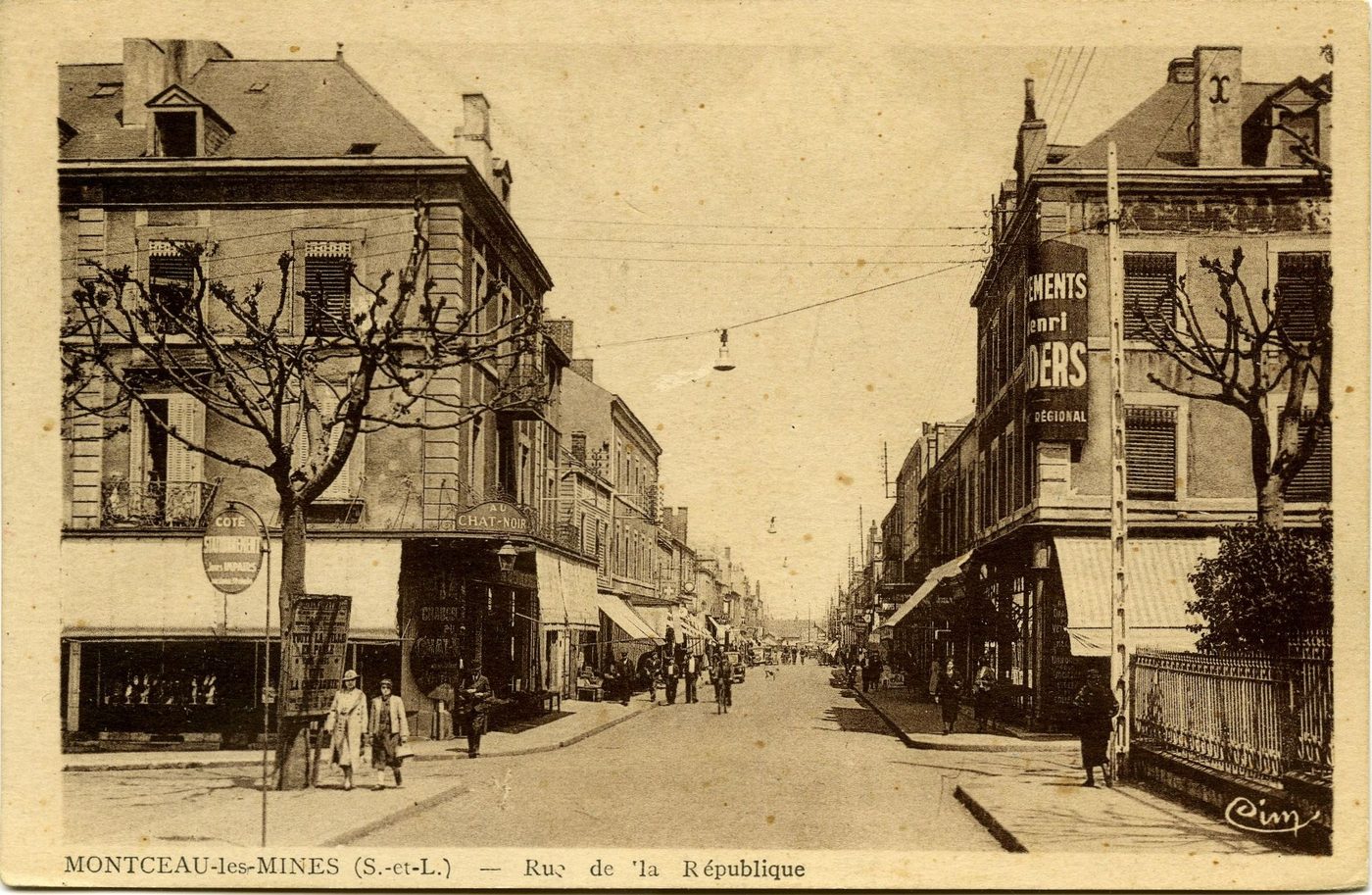 Montceau-les-Mines. Rue de la République.