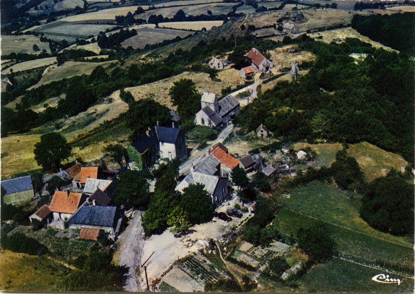 "Le Morvan pittoresque". Uchon. Vue générale aérienne.