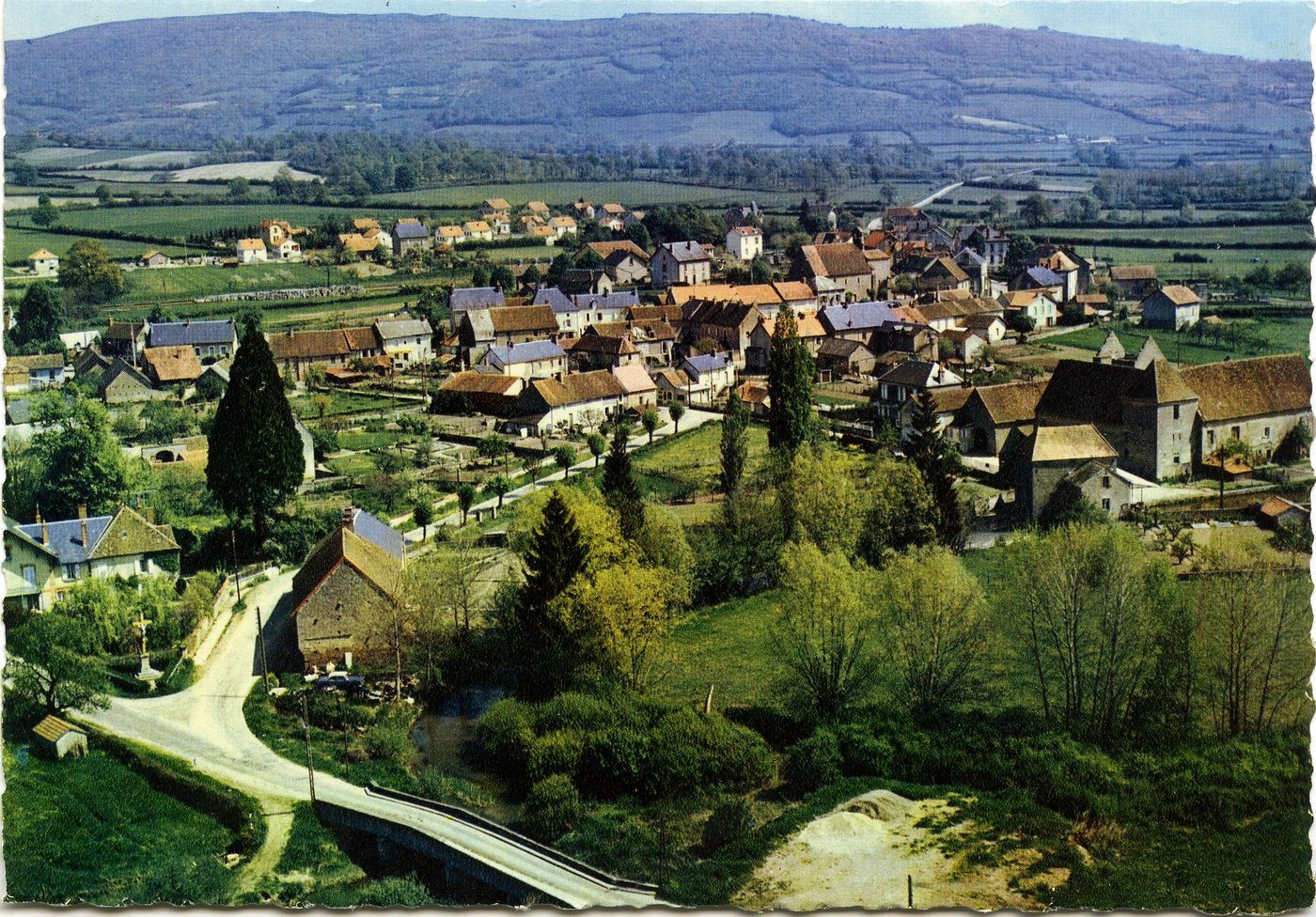 Mesvres. Vue générale aérienne.
