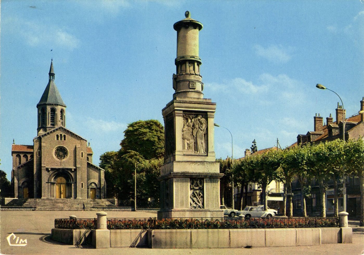 Montceau-les-Mines. Place du marché. Monument aux morts (guerre 1914-1918).
