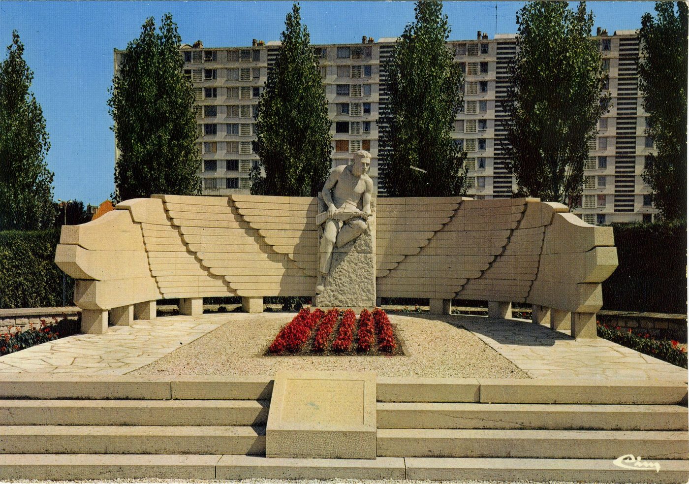 Montceau-les-Mines. Le monument aux morts.