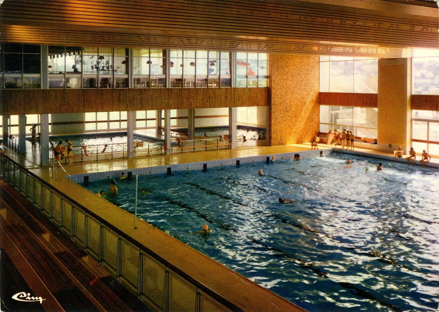 Montceau-les-Mines. La piscine couverte.