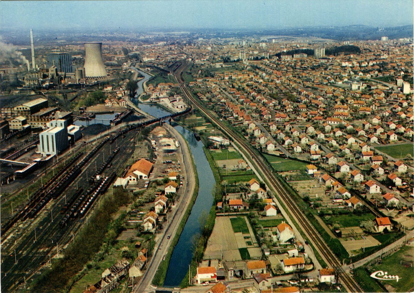 Montceau-les-Mines. Vue aérienne. La centrale électrique de Lucy.