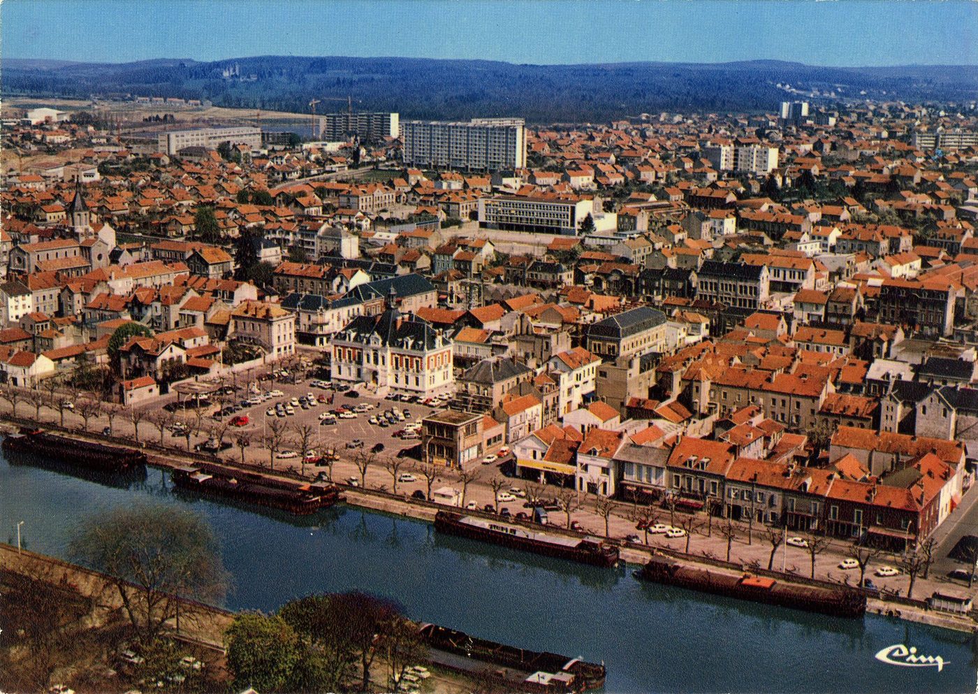 Montceau-les-Mines. Vue générale aérienne sur le centre.