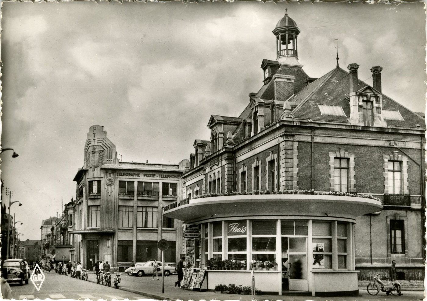 Montceau-les-Mines. L'hôtel de ville et la poste.