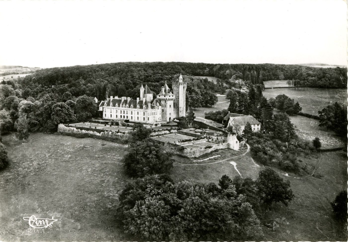 Blanzy. Vue aérienne. Château du Plessis.