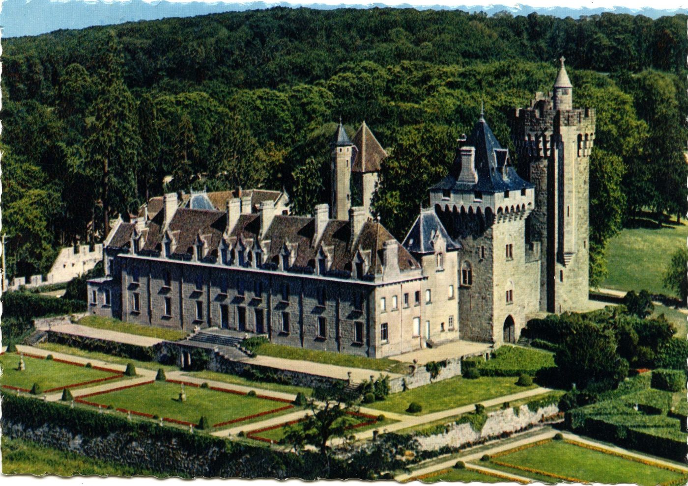 Montceau-les-Mines. Vue aérienne. Château du Plessis.