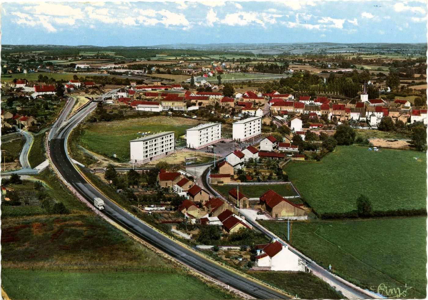 Blanzy. Vue aérienne sur les nouveaux quartiers et la route expresse.