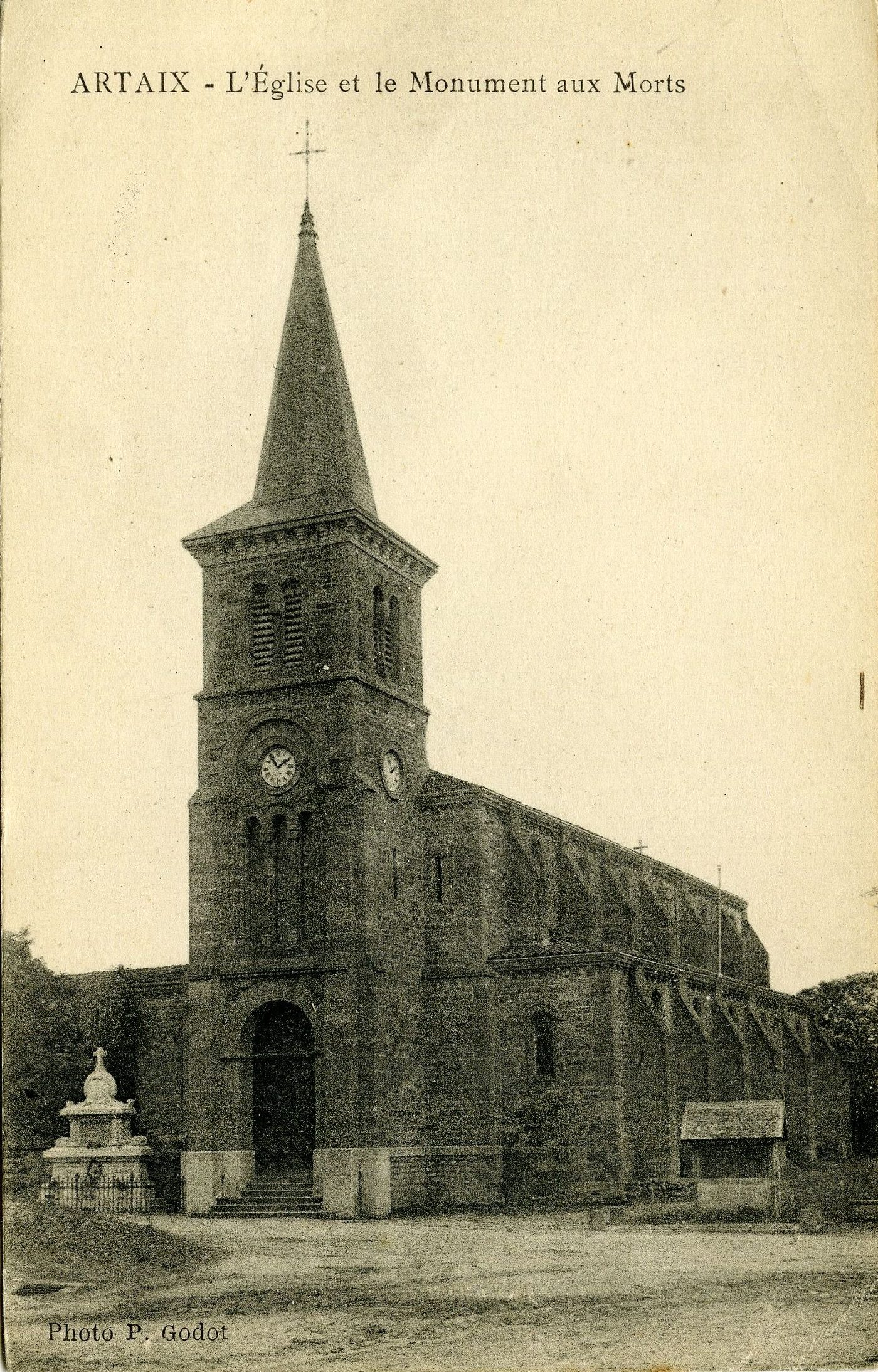 Artaix. L'église et le monument aux morts.