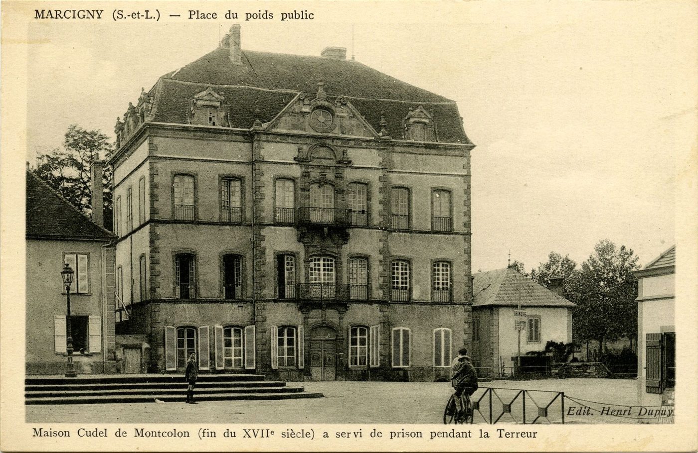 Marcigny. Place du poids public. Maison Cudel de Montcolon (fin du XVIIe s.) a servi de prison pendant la Terreur.