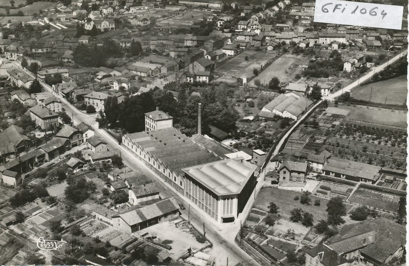 Chauffailles. Vue aérienne. Rue de l'Industrie et usine de tissage.