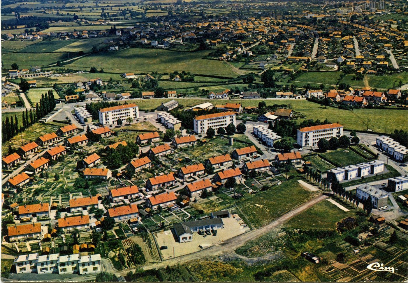 Montceau-les-Mines. Vue générale aérienne. Cité du Bois Garnier.