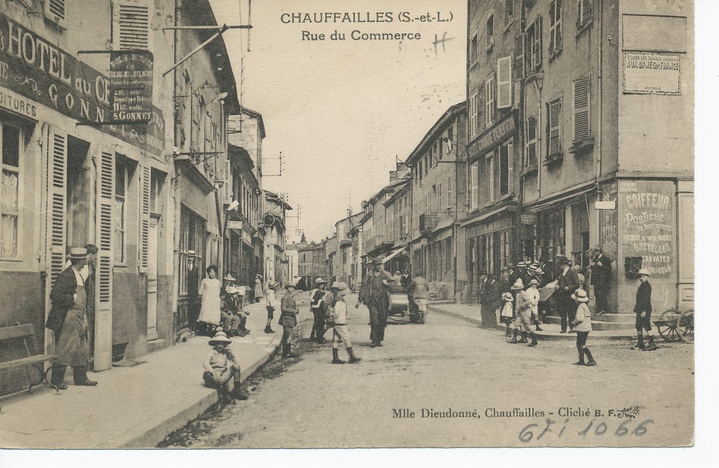 Chauffailles. Rue du Commerce.