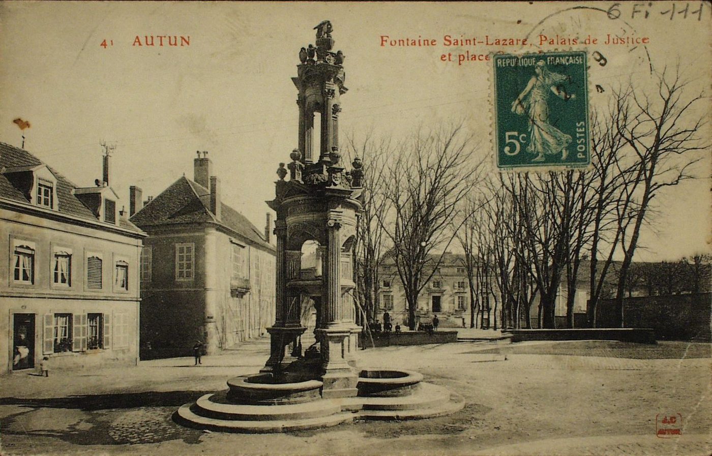 Autun. Fontaine Saint-Lazare, palais de justice et place Saint-Lazare.