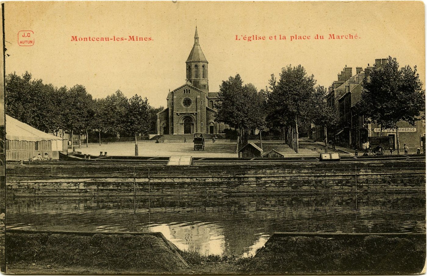 Montceau-les-Mines. L'église et la place du marché.