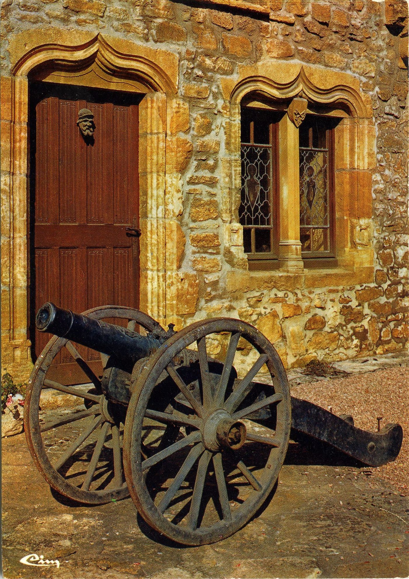 Marcigny. Musée de la Tour du Moulin. Canon en bronze, coulé en 1730. Don du Marquis de Vichy-Montceaux.