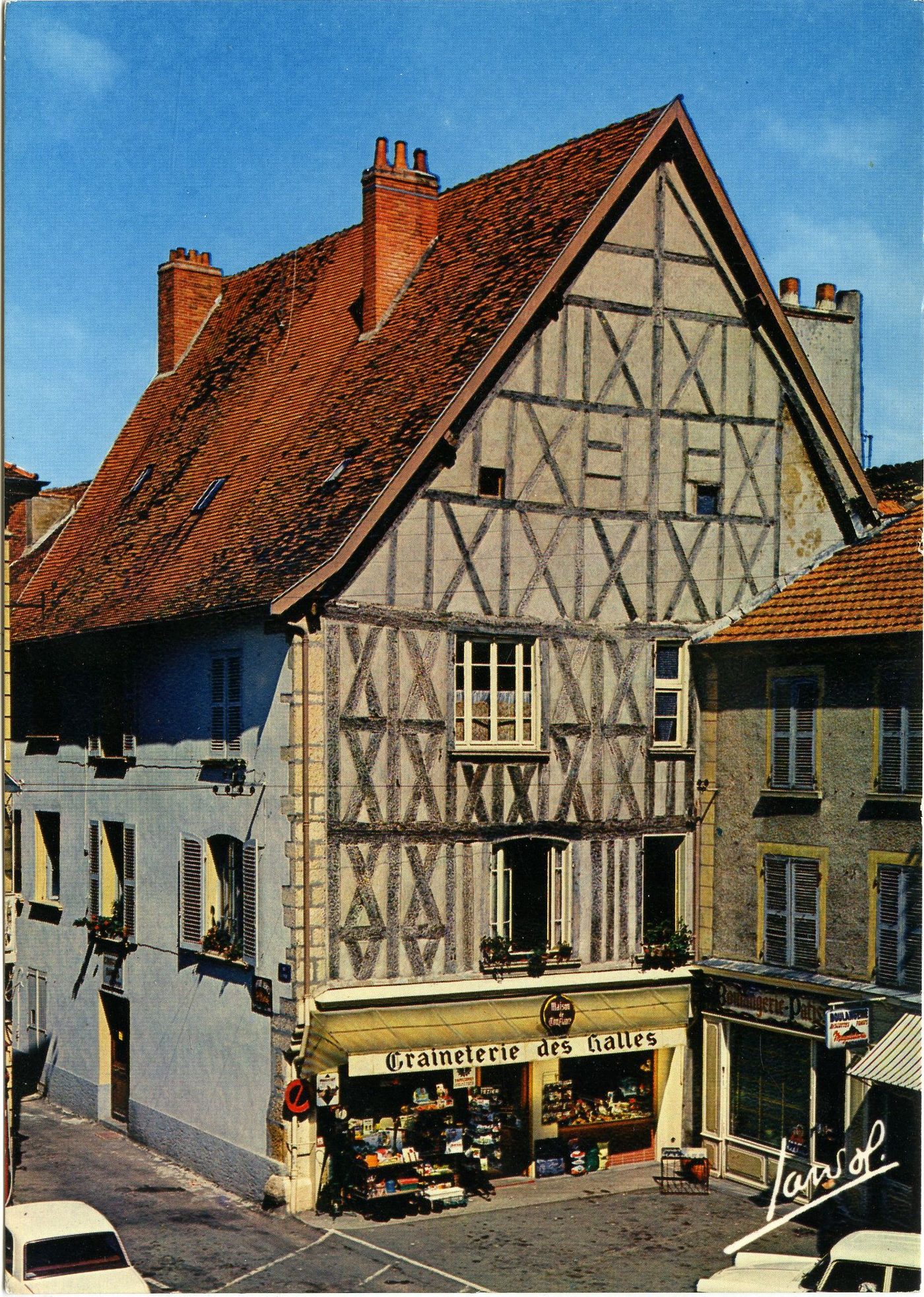 Marcigny. Maison des halles.