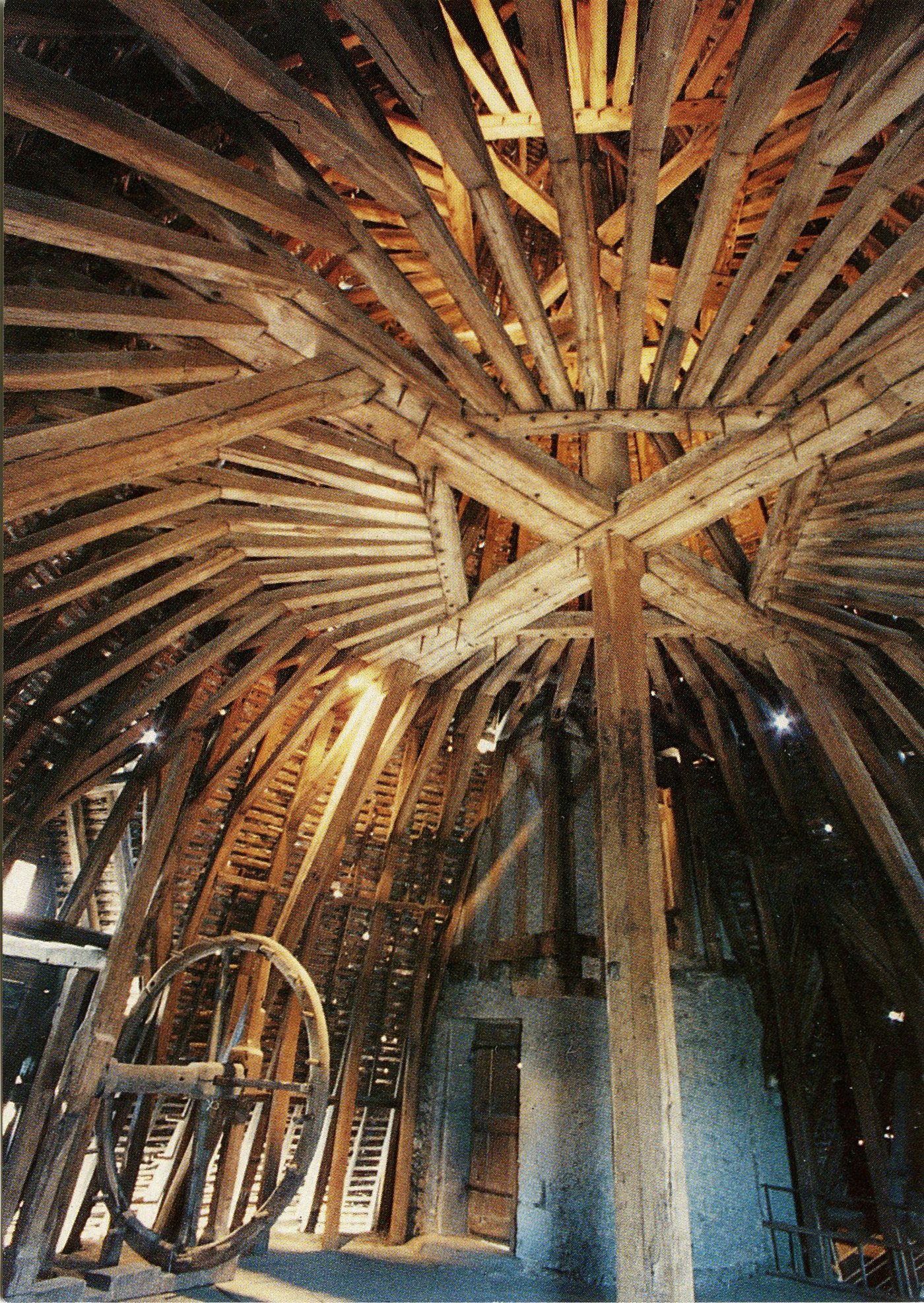 Marcigny. Charpente de la tour du moulin (monument historique), du XVe s.