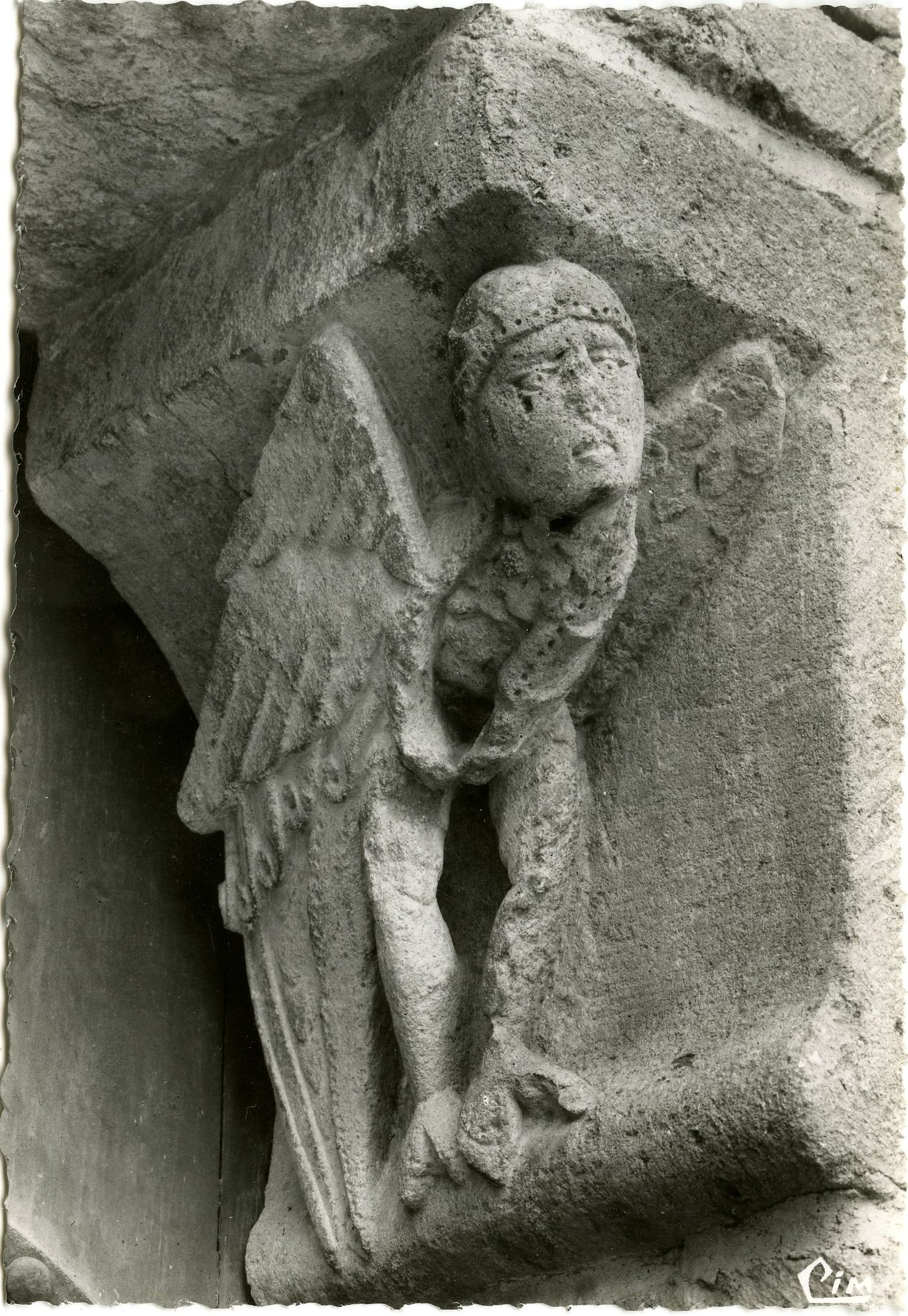 Montceaux-l'Etoile. Eglise romane début XIIe s. (Mon hist). Chapiteau imposte du portail. Chimère.