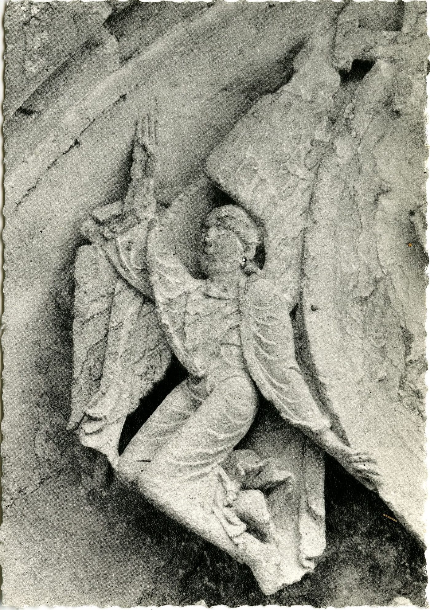 Montceaux l'Etoile. Eglise romane début XIIe s. Ange soutenant la mandorle avec une incomparable grâce.