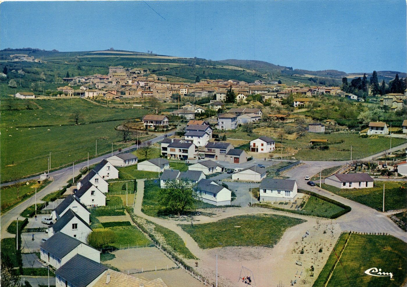 Tramayes. Alt 500 m. Vue générale aérienne.